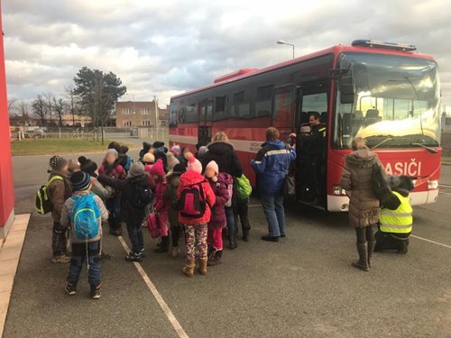 Nehoda autobusu, který byl plný dětí , v Novém Městě. Byl povolán hasičský evakuační autobus, který převezl asi 40 dětí z místa havárie na hasičskou stanici 