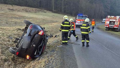 Namrzlá silnice převrátila auto do příkopu