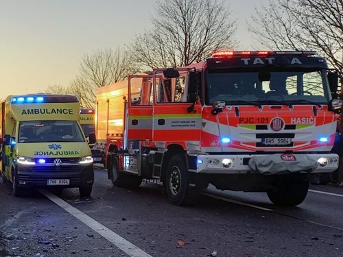 Střet vlaku s nákladním vozidlem vyžádal zásah hasičů a zranění několika osob