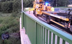 Z mostu u sokolovské chemičky dnes opět  spadlo osobní auto.Při nehodě se zranila jedna osoba, silnice byla krátce zcela uzavřena  