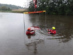 V Batelově skončil vůz po dopravní nehodě v rybníce