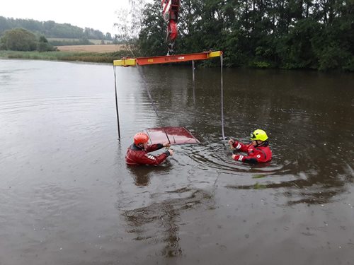 V Batelově skončil vůz po dopravní nehodě v rybníce