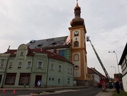 Při opravě střechy kostela spadl na lešení dělník, zachránit ho z výšky 20 metrů museli hasiči