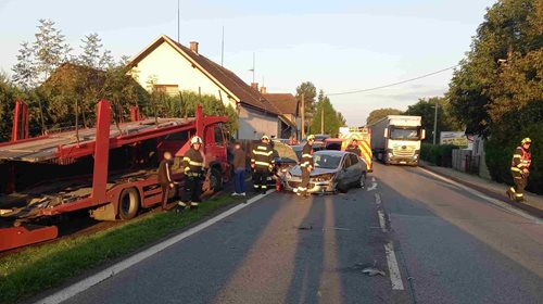 Ranní srážka osobních aut a kamionu ochromila dopravu