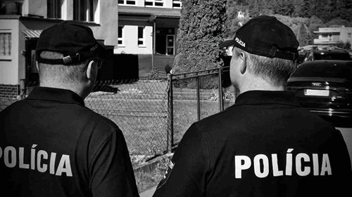 Policie zasahovala kvůli násilnému činu na základní škole. Učitelka zemřela