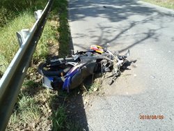 Při nehodě motocyklu se zranil řidič i spolujezdkyně