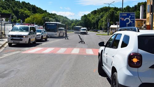 Na přechodu srazilo auto matku s kočárkem. Dítě transportoval vrtulník