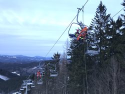 Záchrana lyžařů z lanovky