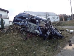 Vyproštění zraněného seniora z auta po  zničení plotu na Opavsku