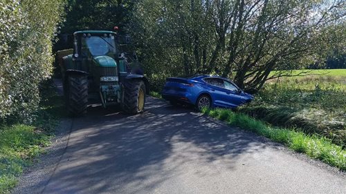 Náraz osobního vozu do traktoru: Zásah hasičů zabránil vážnějším následkům
