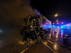Požár kamionu v Lochkovském tunelu zaměstnal hasiče na několik hodin