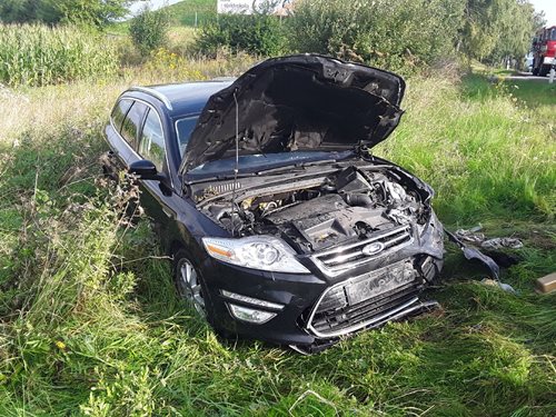 U Svatého Kříže se střetla dvě osobní vozidla a kamion, při nehodě se zranili dva lidé