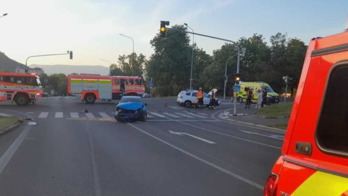 Večerní střet dvou aut zaměstnal záchranáře. Dvě osoby skončily v péči zdravotníků
