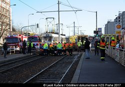 Hasiči vyprostili zraněného řidiče z osobního vozu po střetu s tramvají v Praze 9