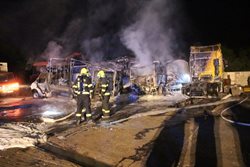 Technická závada způsobila požár tří nákladních aut v areálu firmy