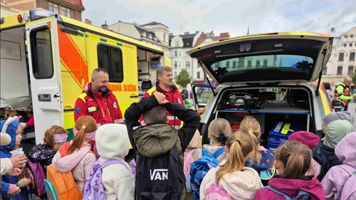 Záchranáři ukázali veřejnosti svou techniku i první pomoc. Setkali se kolegové z Česka a Polska