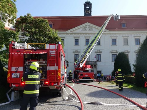 Hasiči proti plamenům na zámku v Holešově: Trénink, který může zachránit historii