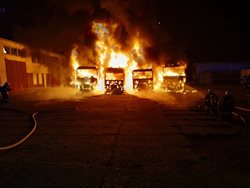 Požár nákladních automobilů v areálu družstva hasilo šest jednotek hasičů