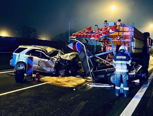 Čelní náraz osobního vozu do odstaveného kamionu způsobil těžké zranění řidiče