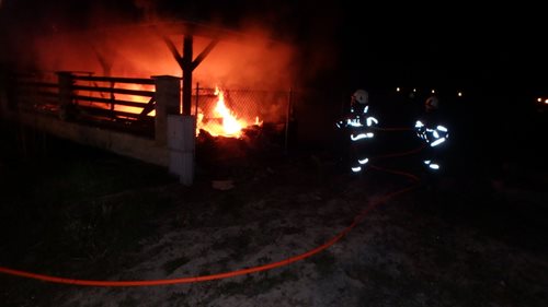 Pod přístřeškem u rodinného domu shořela dodávka, druhé vozidlo bylo poškozeno