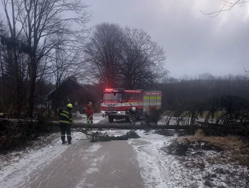 Silný vítr proměnil Štědrý den ve vážnou zkoušku pro hasiče