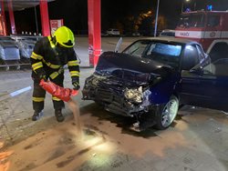 Ve Velešíně řešili hasiči náraz auta do supermarketu