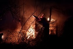 V Horním Slavkově shořela zahradní chatka, hasiči uvnitř našli jednoho mrtvého
