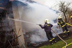 Plameny spolykaly stodolu v Nižních Lhotách, s požárem bojovalo osm hasičských jednotek
