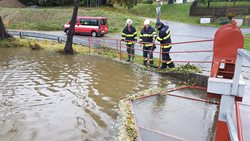 Hasiči jsou v souvislosti s povodněmi v našem kraji stále v terénu