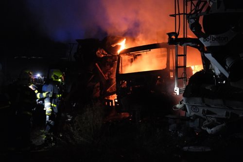 Noční požár pěti domíchávačů betonu