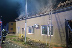 Noční požár střechy rodinného domu hasilo šest jednotek hasičů.