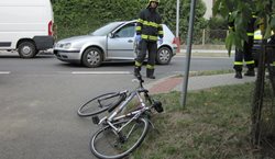 Zraněný cyklista skončil po střetu s vozidlem v nemocnici