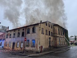 Oheň v srdci města: Ranní požár v Polici nad Metují způsobil milionové škody