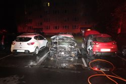 Noční požár v Karviné poškodil tři osobní auta