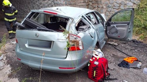 Osobní auto skončilo čtyři metry pod silnicí. Řidič nehodu nepřežil