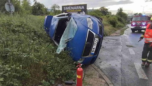 Auto se po nehodě převrátilo na bok. Hasiči poskytovali pomoc pěti zraněným