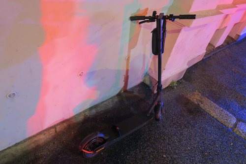 Jízda bez přilby skončila tragédií. Muž zemřel po pádu z elektrokoloběžky