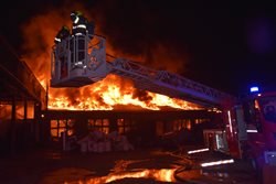 Noční požár v bývalém areálu Poldi Kladno se škodou za dvacet milionů