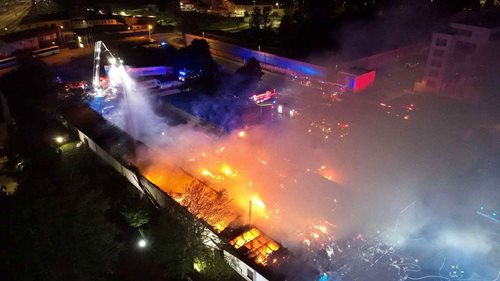 Rozsáhlý požár prodejny zaměstnal 18 jednotek hasičů. Škoda dosáhla 120 milionů korun