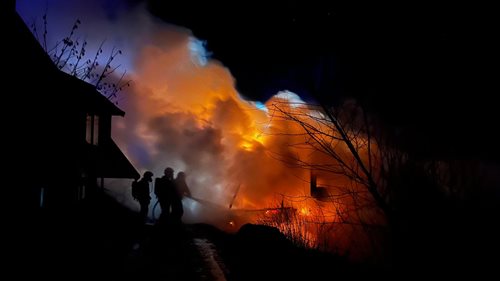 Požár chaty zaměstnal hasiče a ohrozil okolní objekty