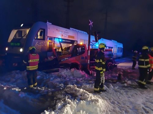 Střet vlaku s vozidlem údržby zastavil železniční provoz