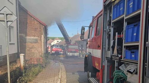 Plameny zachvátily střechu rodinného domu. Hasiči bojovali s ohněm i extrémním vedrem