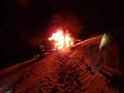 Oheň zachvátil rekreační objekt v Krkonoších