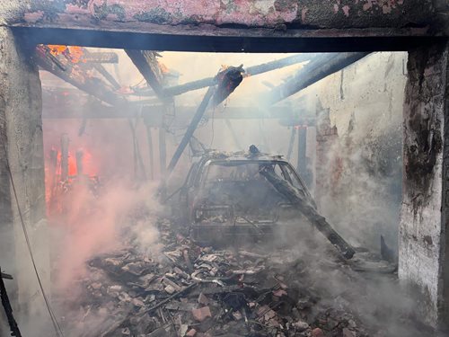 Vážný požár dílny ohrozil rodinný dům a vyžádal si rozsáhlý zásah hasičů