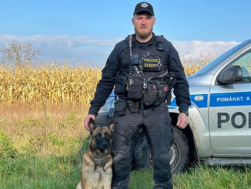 Patnáct hodin ležel bezmocně v kukuřici: Policejní pes Kid ho zachránil
