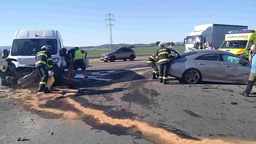 Po střetu dvou aut uniklo na silnici velké množství provozních kapalin
