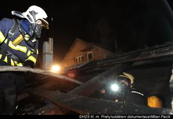 Noční požár domácí sauny v Praze způsobil škodu 150 tis. Kč.