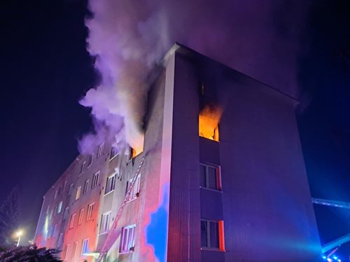 Požár bytu ohrozil desítky lidí, hasiči zachraňovali z oken