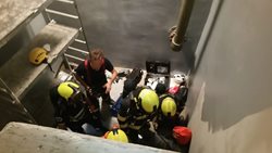 Hasiči vyprostili dělníky z nádrže, při natírání spadli na dno