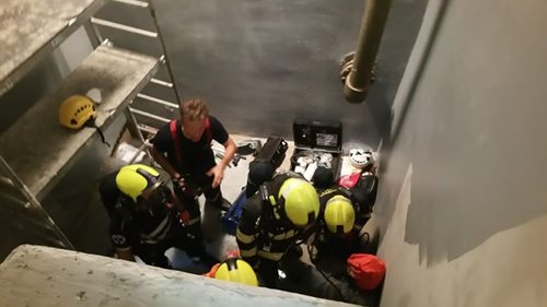 Hasiči vyprostili dělníky z nádrže, při natírání spadli na dno